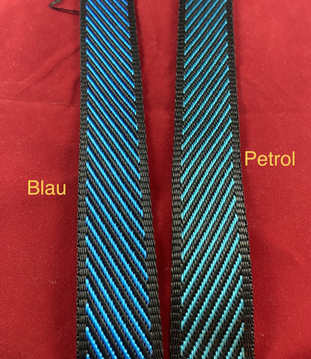 Gestreifter blau/schwarzer Gurt